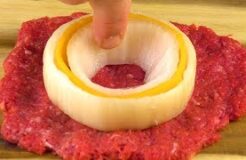 Stuff 4 Slices Of Cheese Between 2 Onion Rings – What Happens Next Will Surprise Everyone